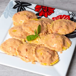 Cheese ravioli with sauce