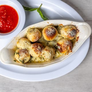 Garlic knots (8)