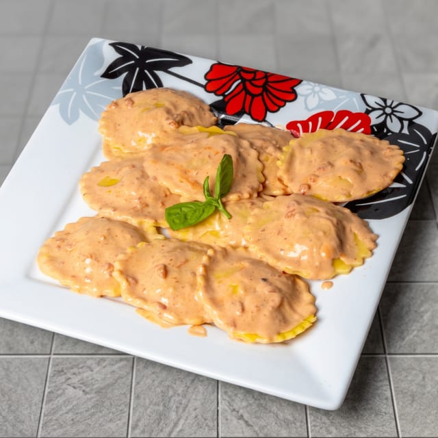 Cheese ravioli with sauce.