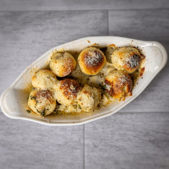 Garlic knots (8).